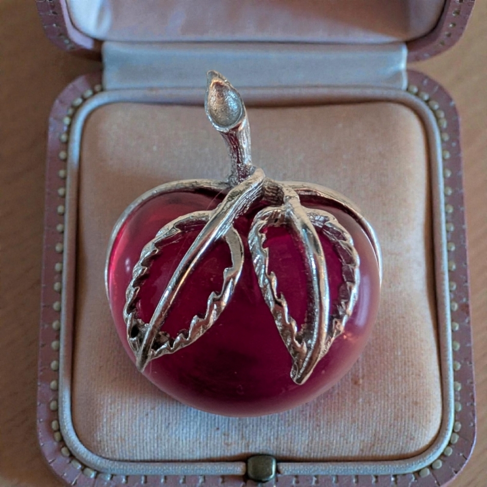 Vintage Sarah Coventry Apple Brooch – Pink/Red Fuchsia Lucite Cabochon